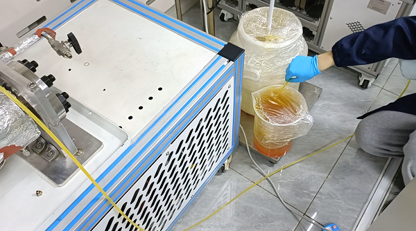 連續(xù)流工藝合成1-硝基萘中試實(shí)驗(yàn)產(chǎn)物 連續(xù)流工藝合成1-硝基萘中試實(shí)驗(yàn)產(chǎn)物